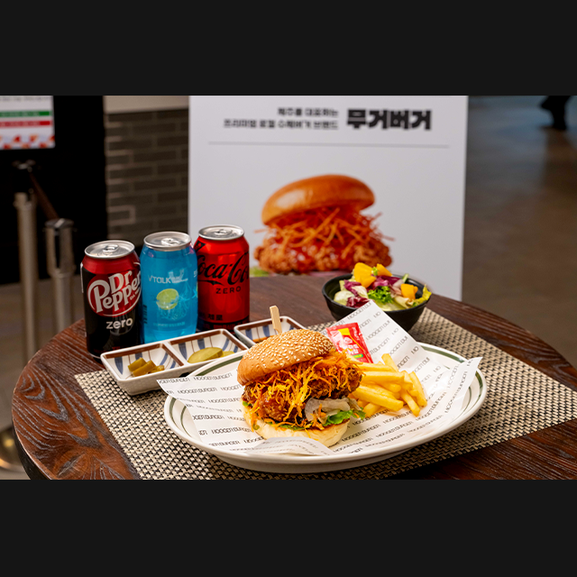 코리아버거챔피언십 TOP 3의 맛, 제주 무거버거의 핫치킨 당근버거를 구내식당에서 만나다!
